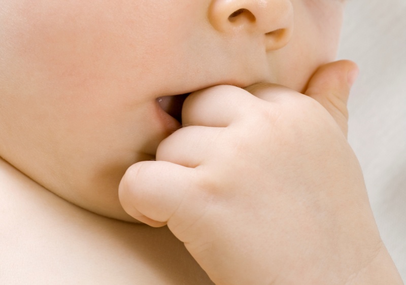 新生儿吃手是什么原因.jpg 新生儿吃手是什么原因.jpg